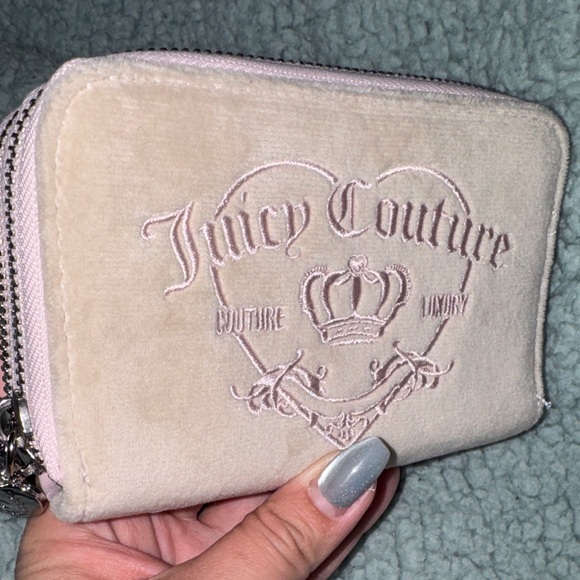 Juicy Couture -NWT Cream &Pink  Velvet Wallet - Picture 4 of 12